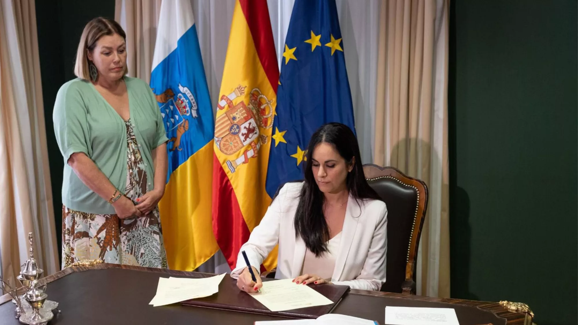 Vidina Espino firma su acta de diputada de Coalición Canaria por Gran Canaria / COALICIÓN CANARIA