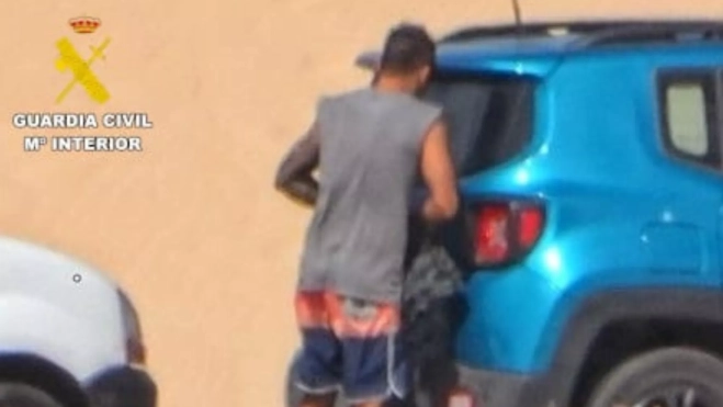 Imagen de un hombre robando en el interior de un vehículo en Corralejo / GUARDIA CIVIL 