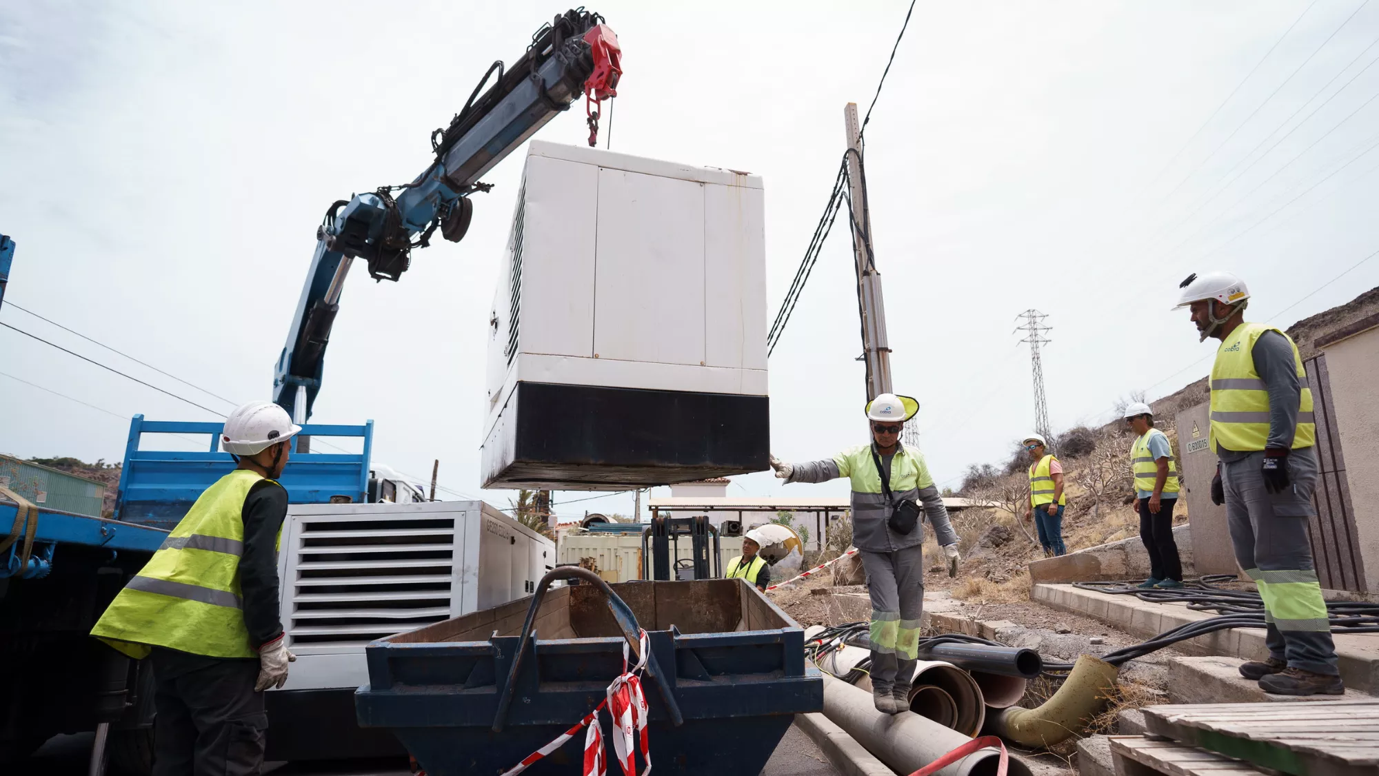 Operarios de Endesa trabajan en la descarga de un grupo electrógeno tras el apagón en La Gomera / RAMÓN DE LA ROCHA - EFE