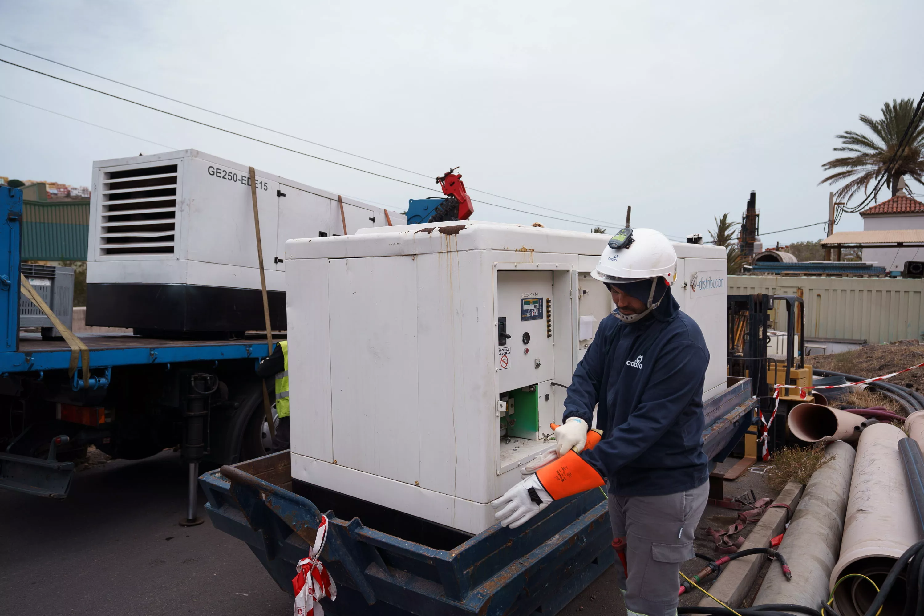 Operarios de Endesa trabajan descargando grupos electrógenos en la Central térmica El Palmar de San Sebastián de La Gomera debido al apagón eléctrico que sufre la isla. / RAMÓN DE LA ROCHA-EFE