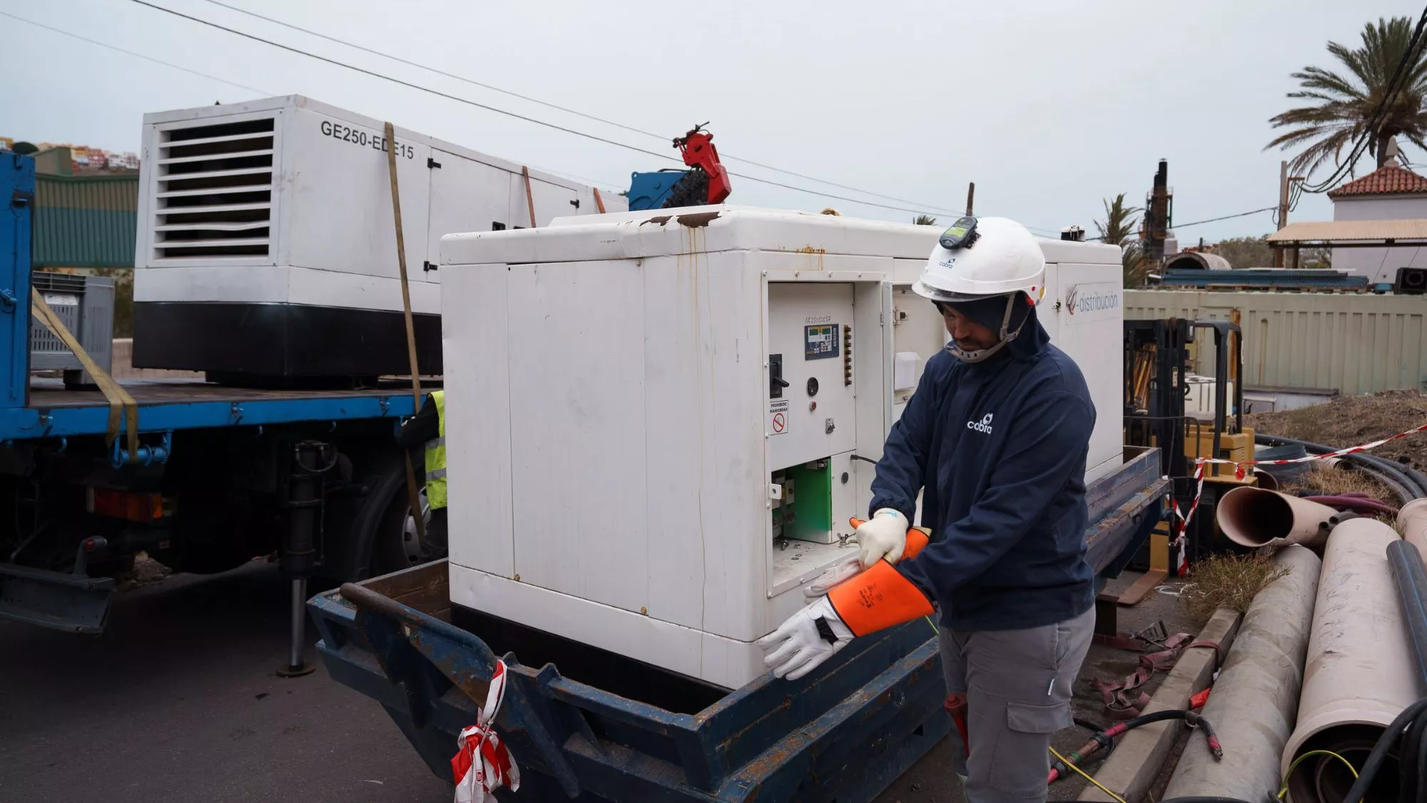 Operarios de Endesa trabajan descargando grupos electrógenos en la Central térmica El Palmar de San Sebastián de La Gomera / EFE / RAMÖN DE LA ROCHA