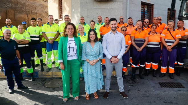 Gemma Martínez, Carolina Darias y Héctor Alemán junto a trabajadores y trabajadores de equipos de Limpieza y Parques y Jardines / AYUNTAMIENTO DE LAS PALMAS DE GRAN CANARIA