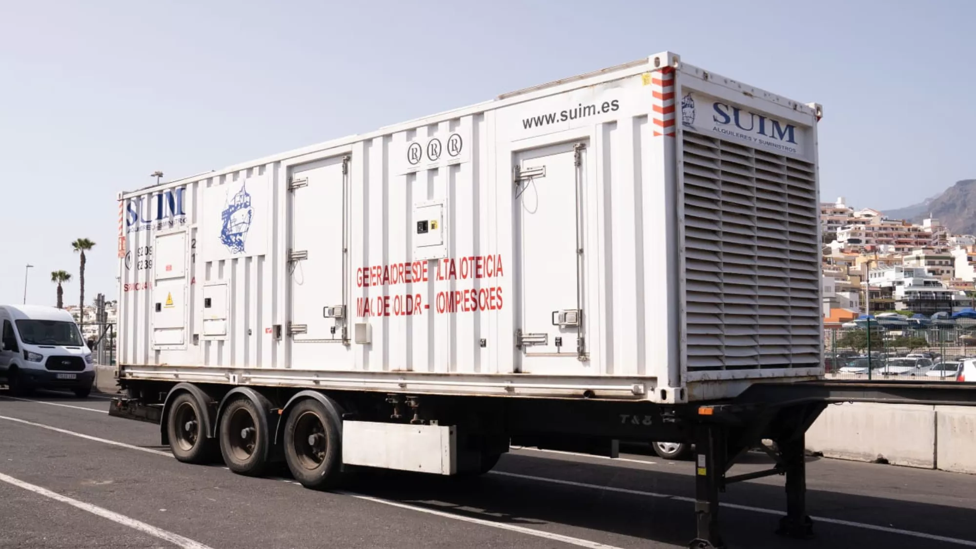 Uno de los nuevos grupos electrógenos que Endesa ha enviado a La Gomera tras el apagón en la isla./ ENDESA