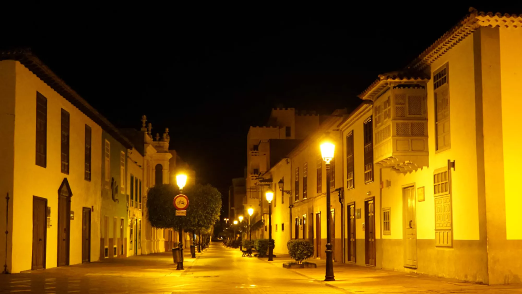 Imagen de un pueblo en La Gomera con las luces encendidas / LA GOMERA FILM COMISSION