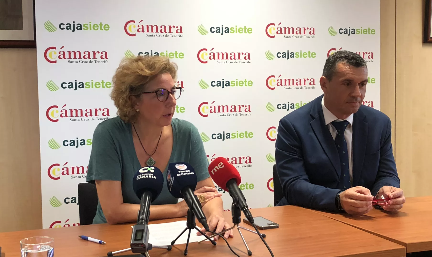La directora general de la Cámara de Comercio de Santa Cruz de Tenerife, Lola Pérez, y Luis Díaz, subdirector general de Cajasiete./ AH 