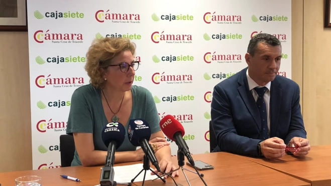 La directora general de la Cámara de Comercio de Santa Cruz de Tenerife, Lola Pérez, y Luis Díaz, subdirector general de Cajasiete./ AH 