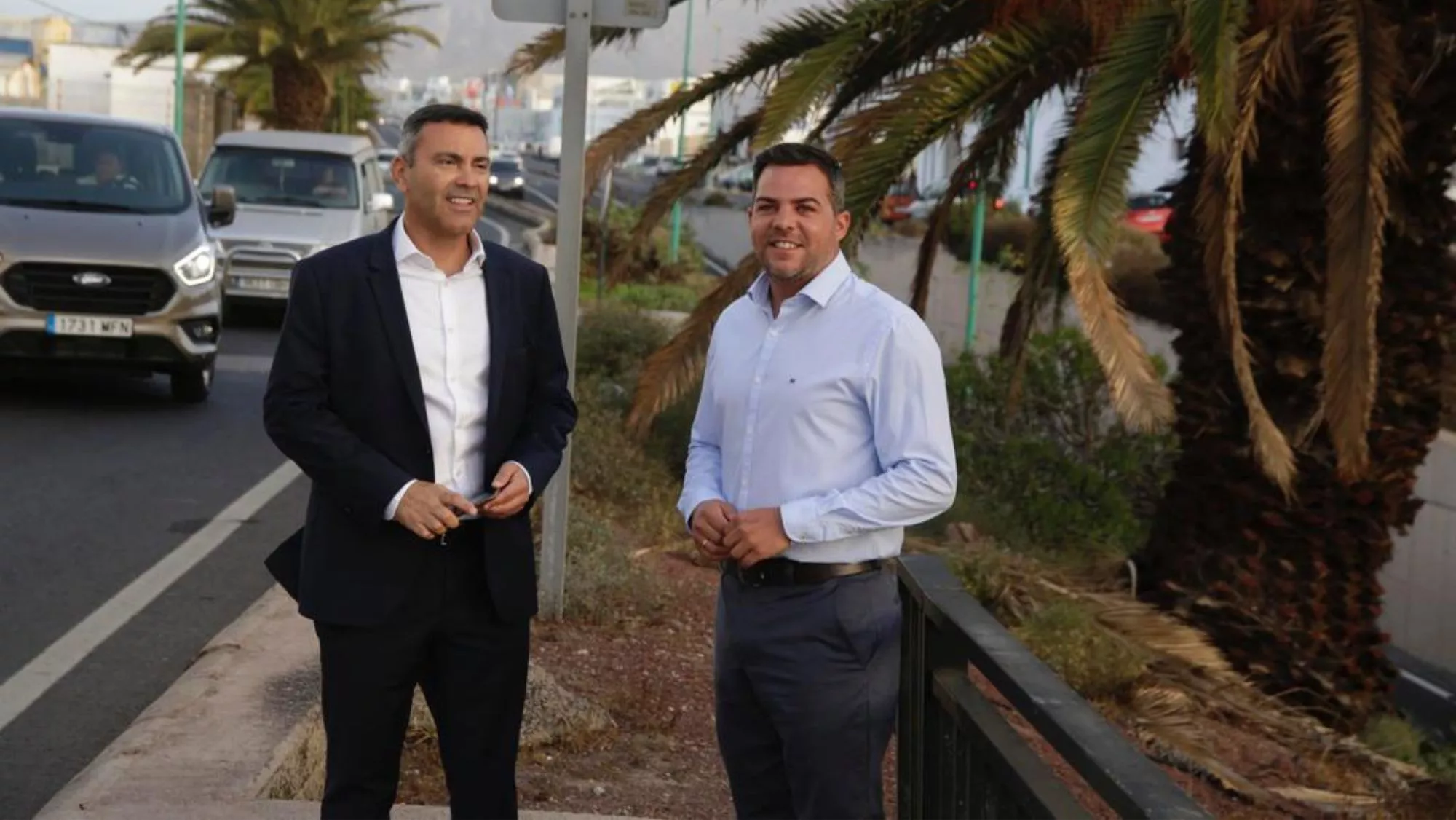 El presidente del Cabildo de Lanzarote, Oswaldo Betancort (i), junto al vicepresidente, Jacobo Medina (d), en la LZ-20 / CEDIDA