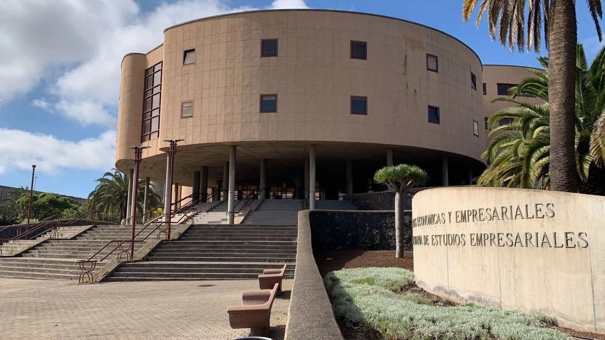 Edificio de Empresariales de la universidad de La La Laguna / CEDIDA