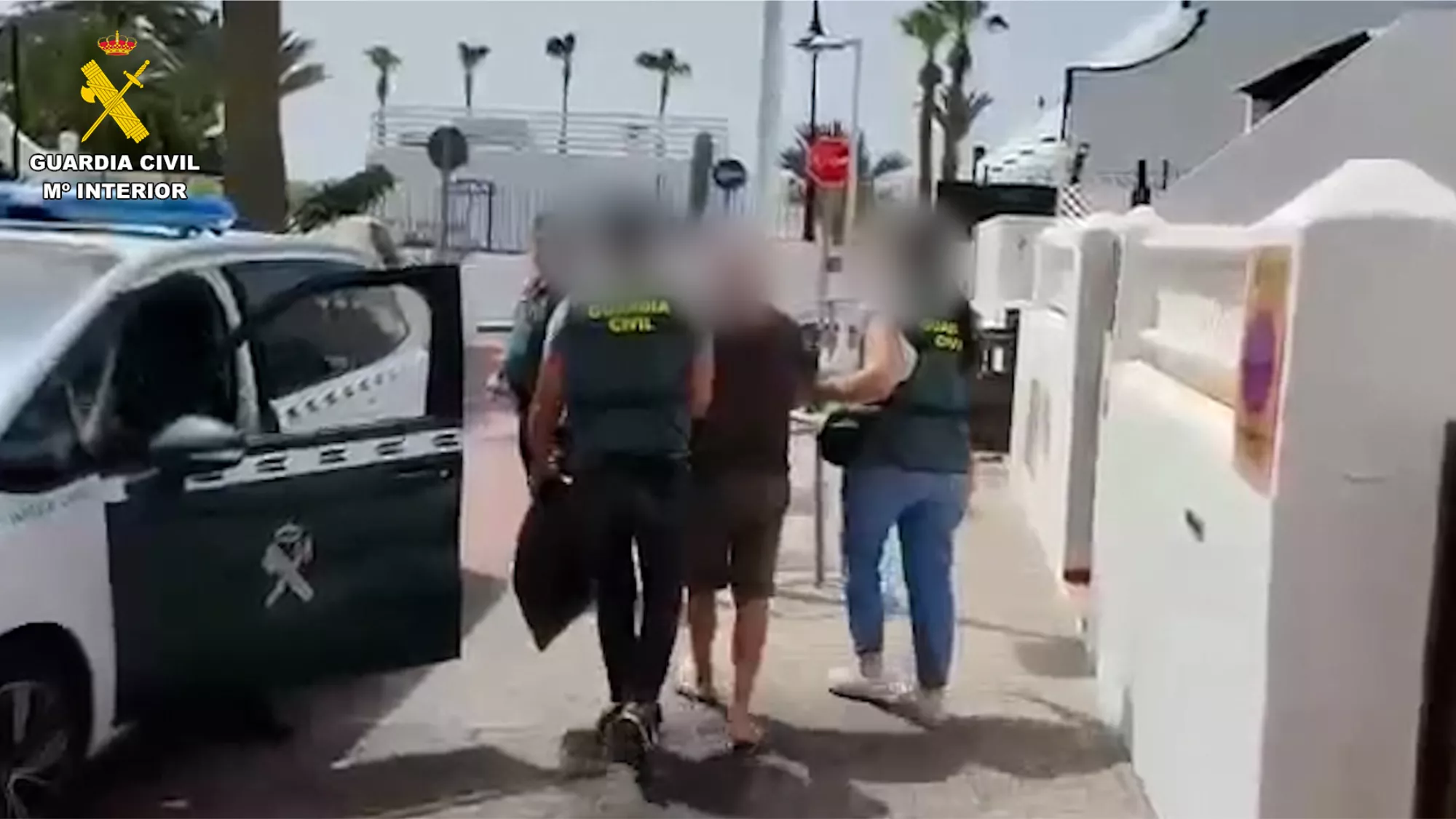 Guardias civiles con un detenido en una operación anterior. / GUARDIA CIVIL