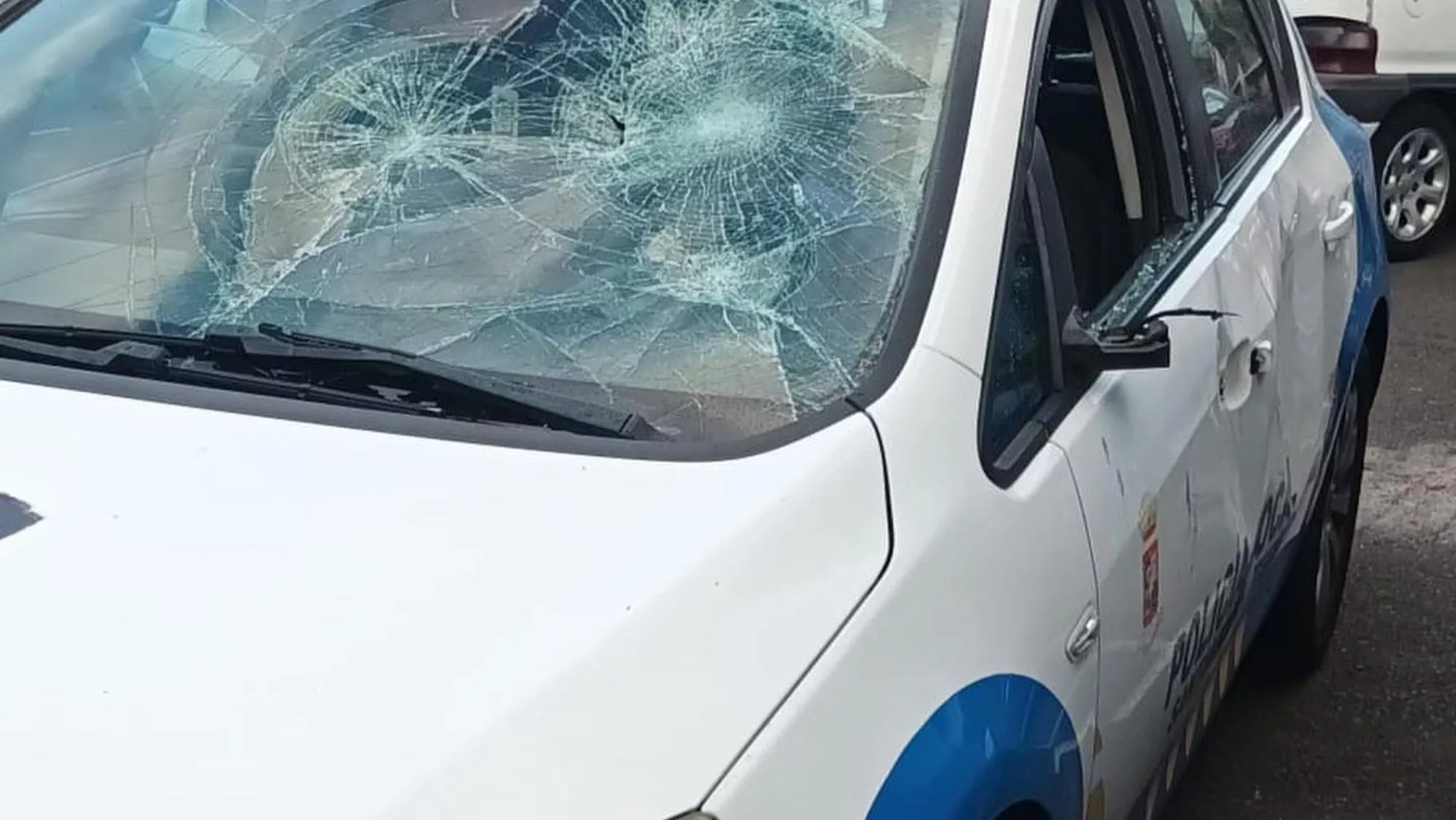 Vehículo de la Policía Local de Santiago del Teide dañado en la pelea de Tamaimo / CEDIDA