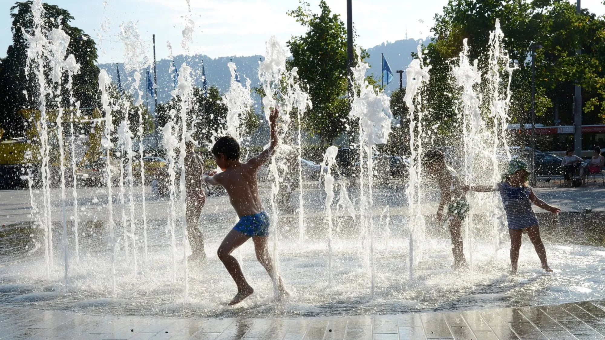 Imagen de niños jugando en una fuente recreativa / PIXABAY
