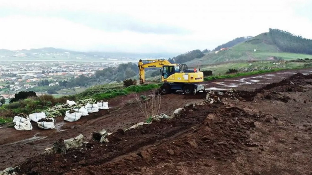 Maquinaria pesada en la Mesa Mota en 2018, desmantelando la pista de motocross./ CANARIASENMOTO