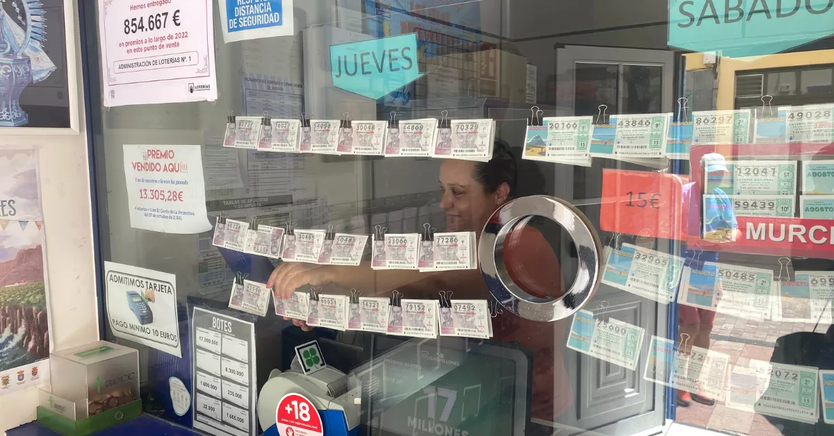 Lourdes, lotera en La Gomera, durante su jornada de trabajo. / ATLÁNTICO HOY 