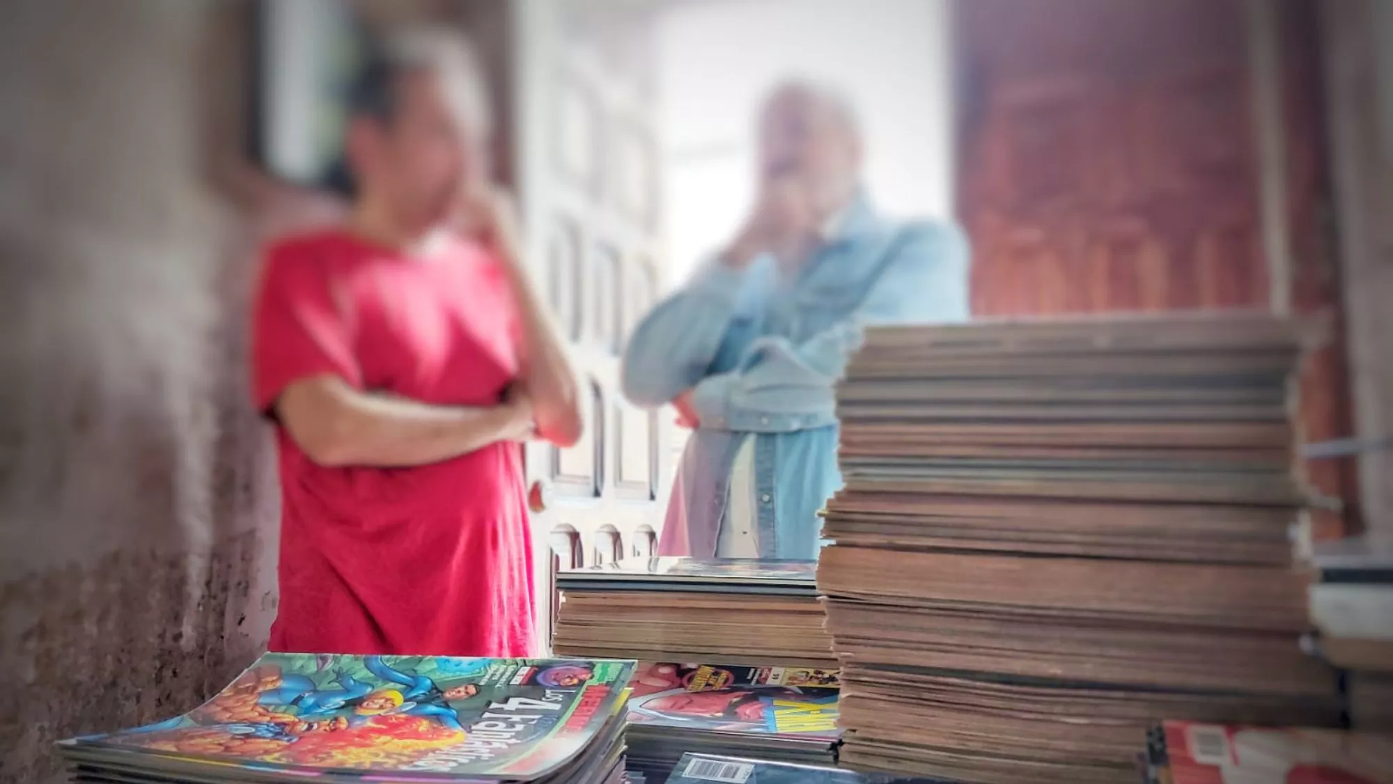 El coleccionista que ha cedido los 3.000 ejemplares, y que prefiere mantenerse en el anonimato, conversa con Francisco pomares, presidente de la Fundación Canaria Cine+Comics, Francisco Pomares, frente a la colección