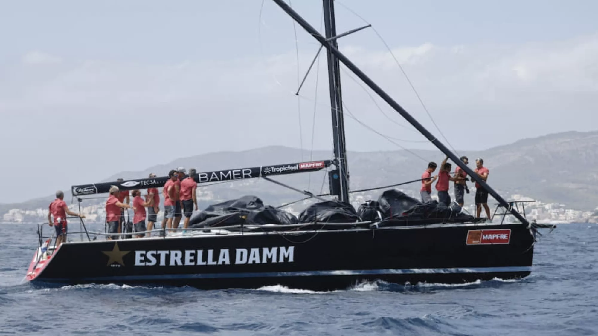 Los canarios a bordo del Estrella Damm, a salvo tras romper el mástil de la embarcación en Palma. COPA DEL REY MAPFRE (1)