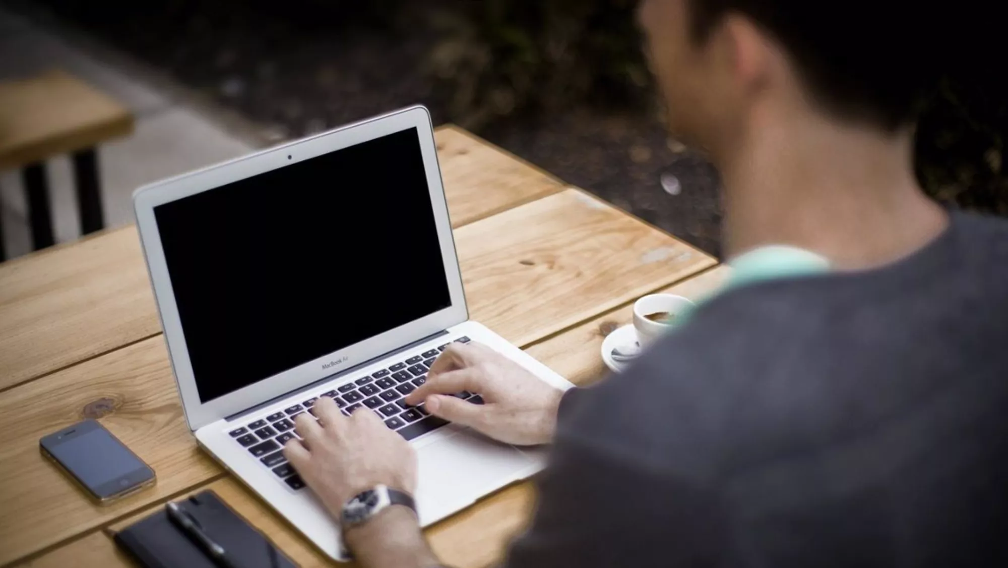Un hombre maneja un ordenador para hacer trámites electrónicos / EUROPA PRESS