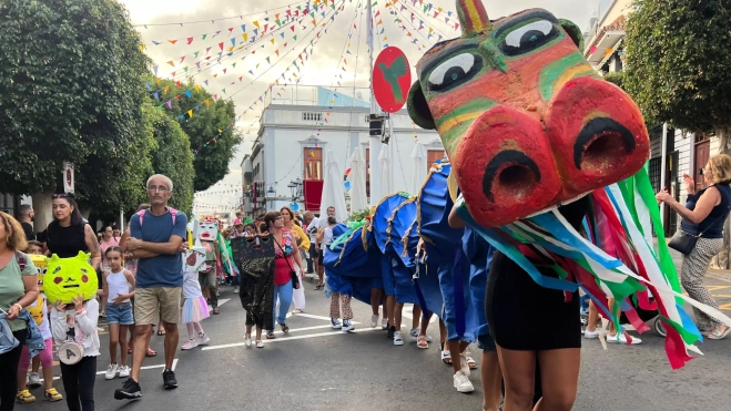 Pasacalles con dragones, papagüevos y zancudos / AYUNTAMIENTO DE AGAETE