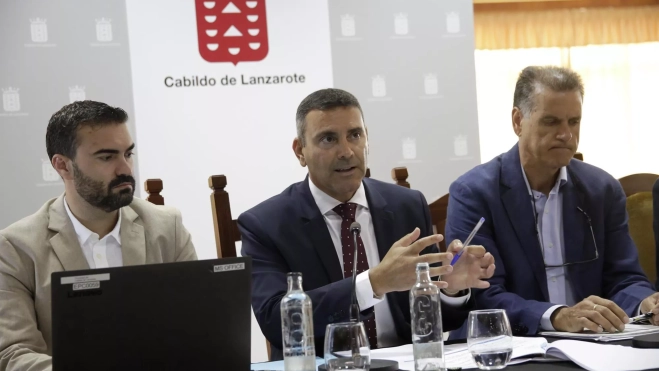 Oswaldo Betancort, en el centro de la imagen, junto a Domingo Pérez (gerente del Consorcio Insular del Agua de Lanzarote) y Domingo Cejas (consejero de Aguas). / AH 