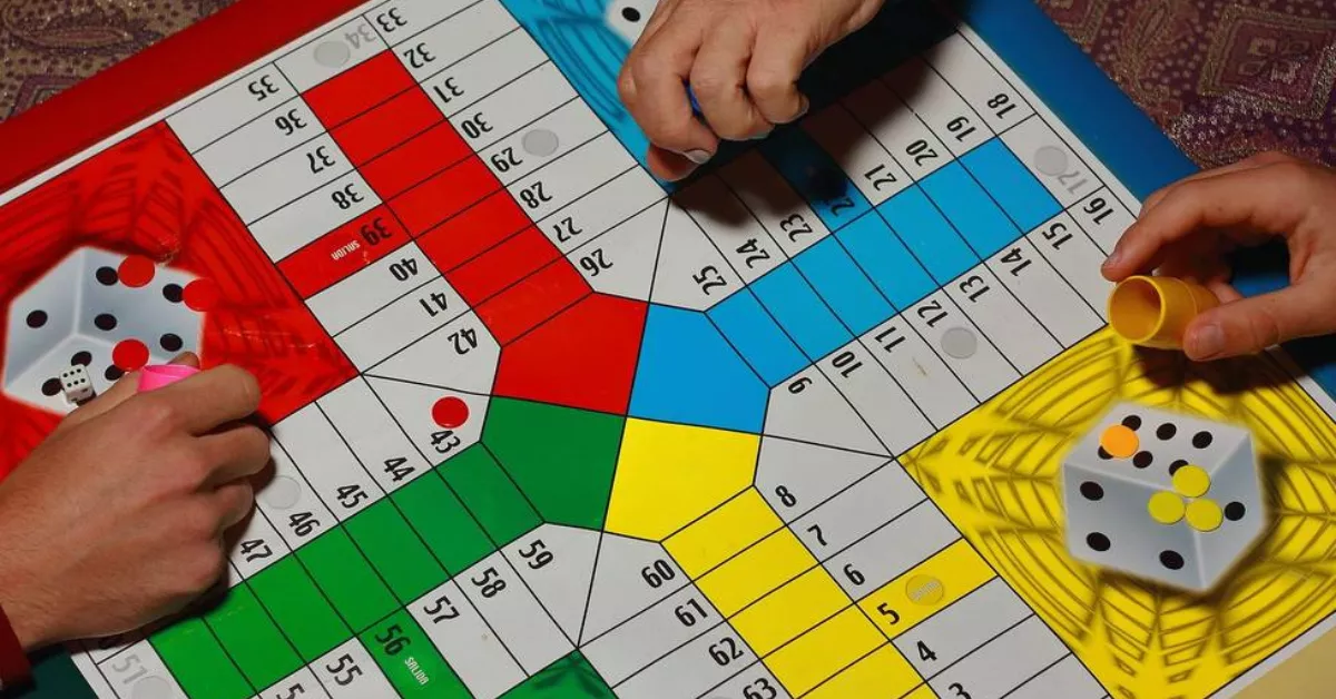 Un grupo de personas jugando al parchís. / IMAGEN DE LA RED