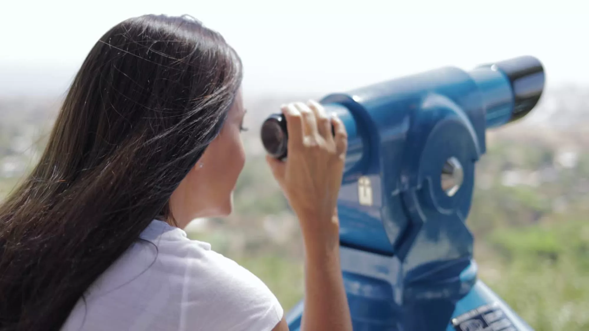 Una mujer mirando las vistas de los miradores de Tenerife./ FREEPIC