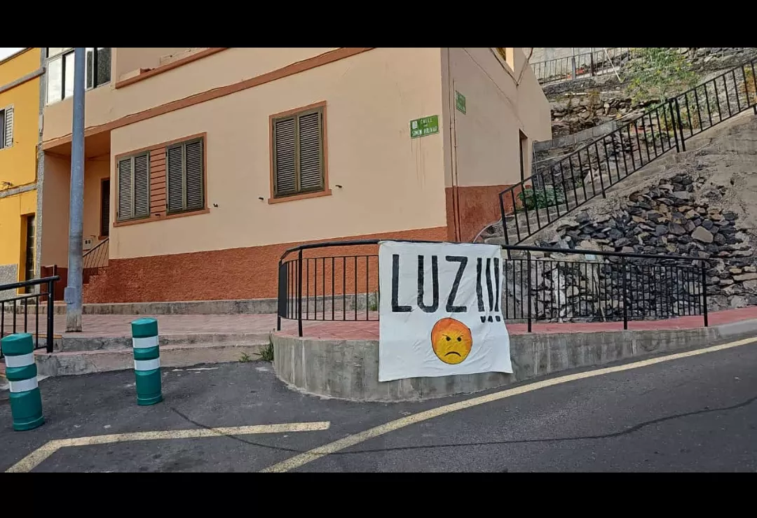 Cartel en la curva de acceso a La Lomada. / CEDIDA