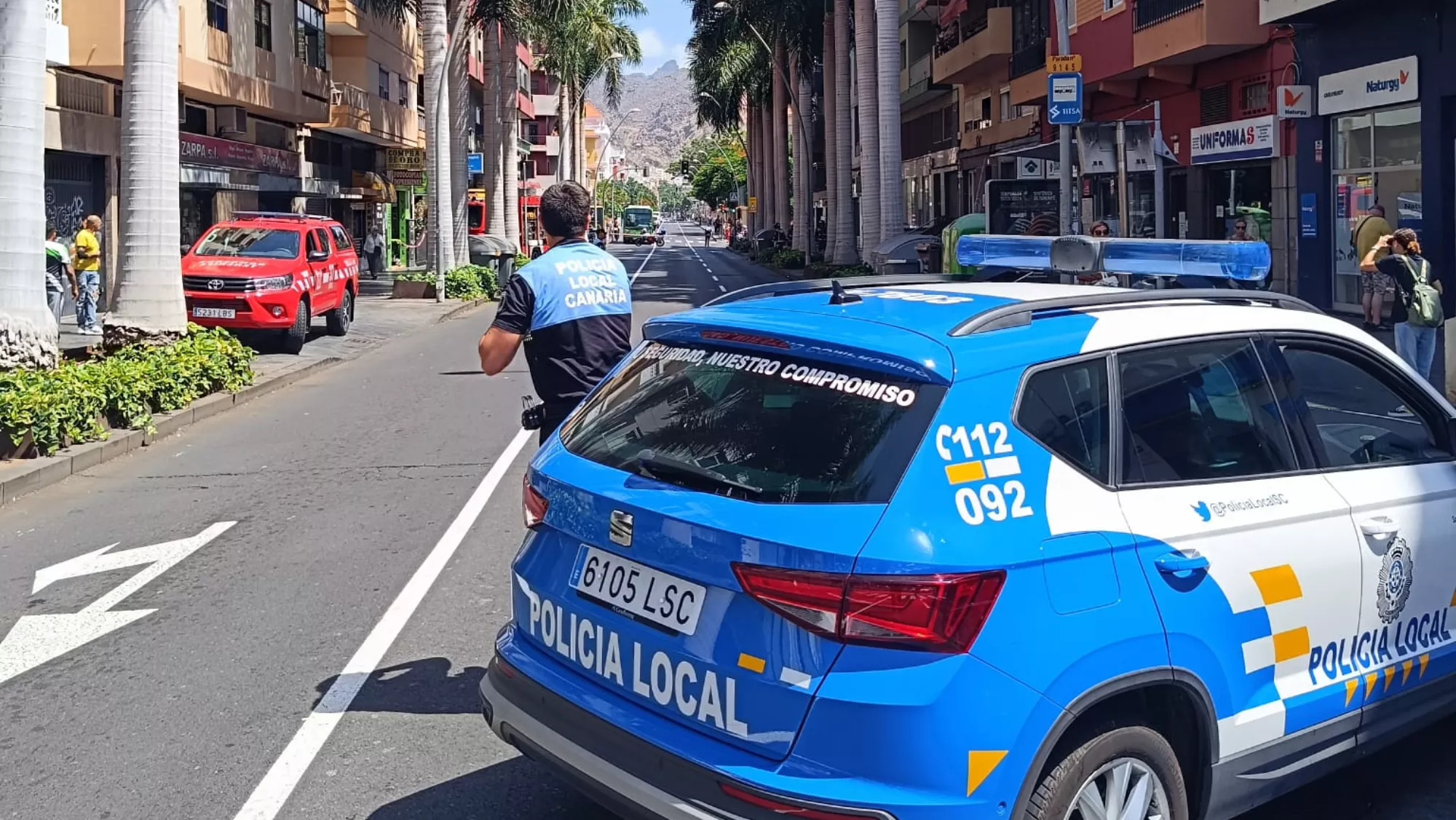 La avenida Lasalle, cortada por un escape de gas./ POLICÍA LOCAL