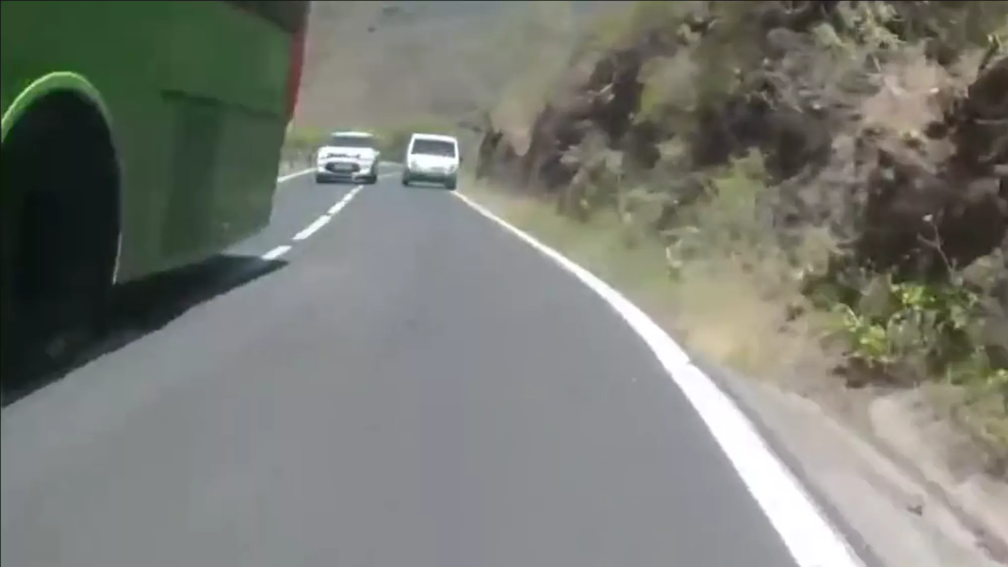 La furgoneta que casi atropella a un ciclista en Anaga por realizar una maniobra peligrosa./ PEDRO SÁNCHEZ ESTÉVEZ