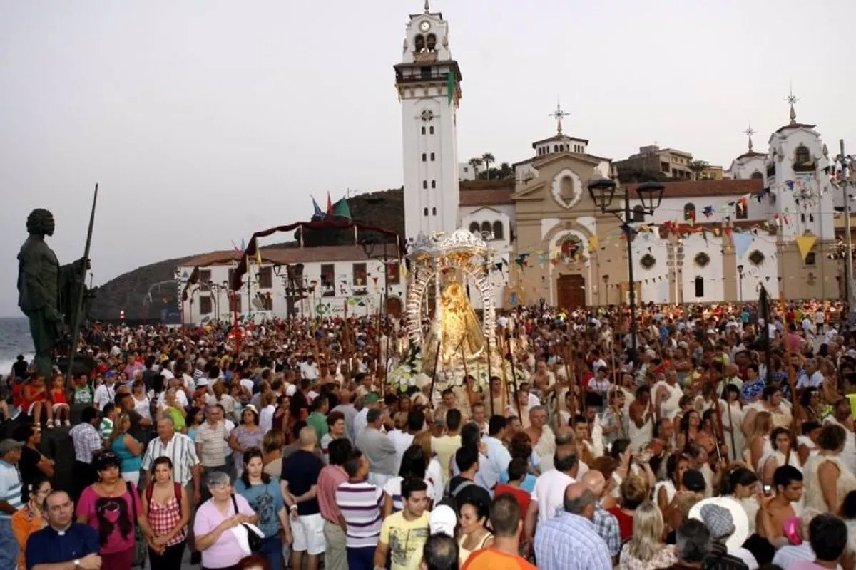 Huelga en Candelaria: los trabajadores de limpieza pararán durante las fiestas de la patrona. En la imagen, procesión de la Virgen. / EUROPA PRESS 