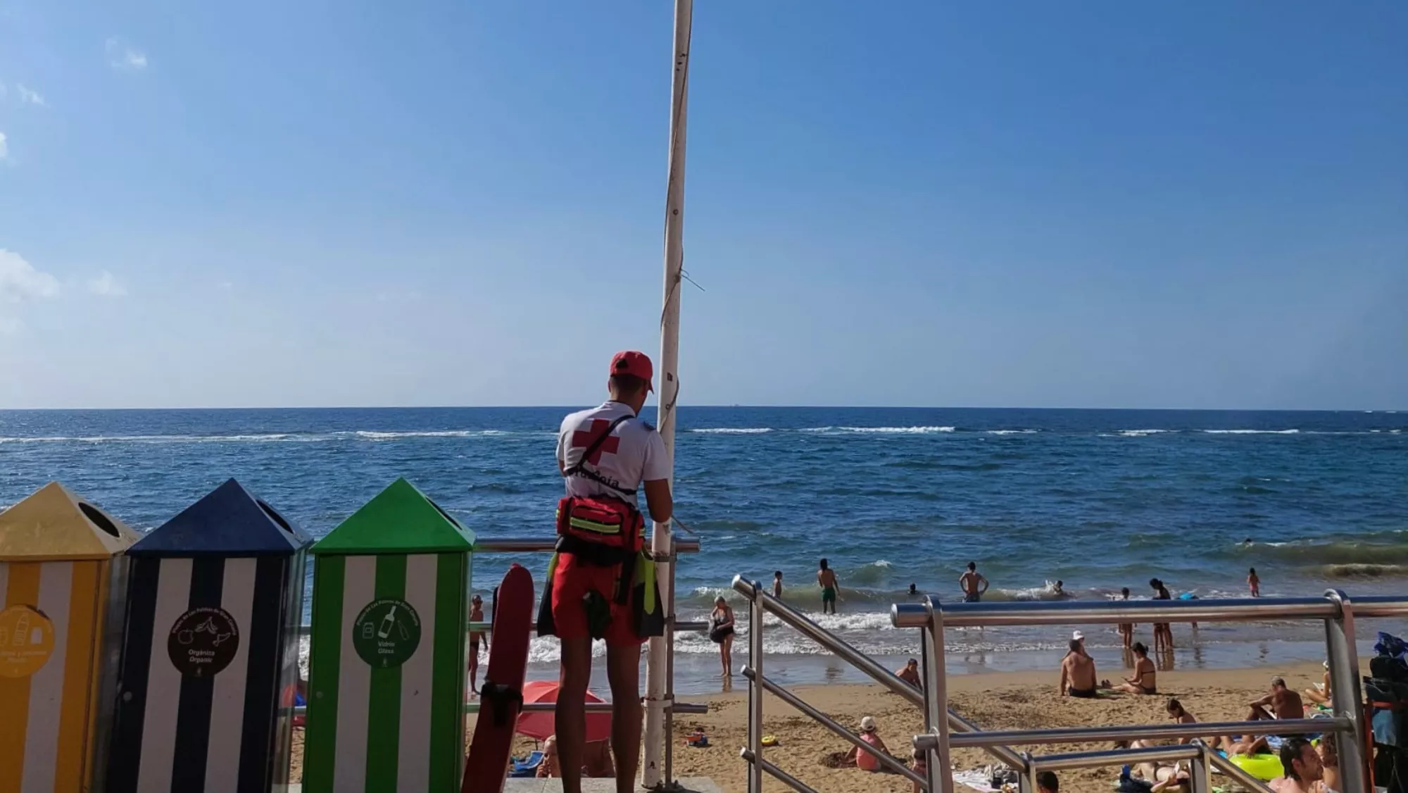 Un socorrista de la Cruz Roja en la playa de Las Canteras. /CIUDAD DE MAR