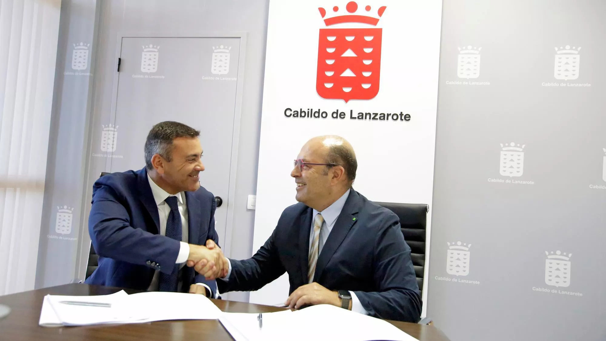 Firma del acuerdo entre el Cabildo de Lanzarote y Binter / CABILDO DE LANZAROTE