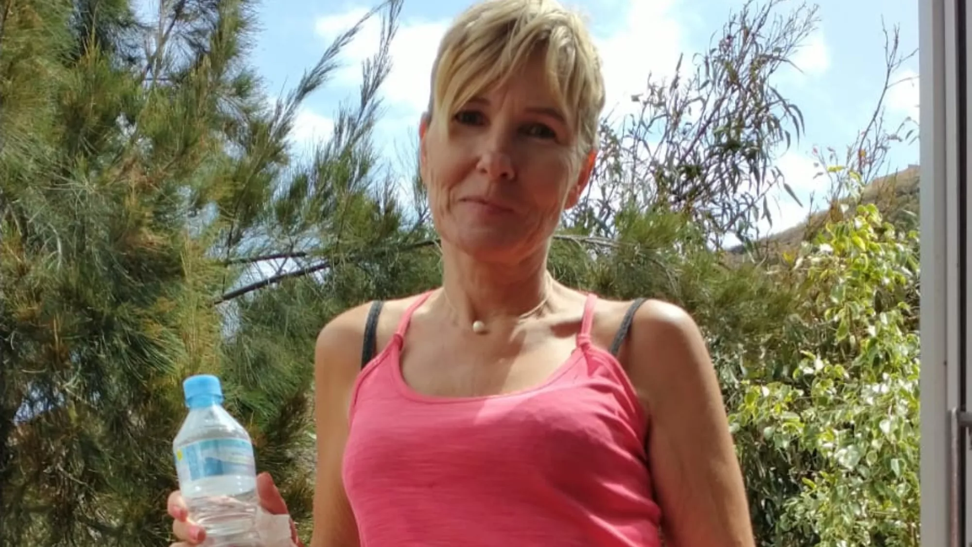 La mujer justo después aparecer. Cuenta que sobrevivió nueve días comiendo bayas y bebiendo agua de un charco en los riscos de Gran Canaria. / CEDIDA