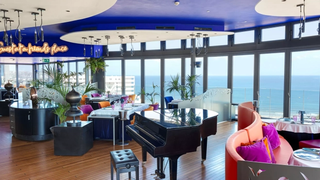 Interior restaurante 360º / HOTEL BOHEMIA SUITES