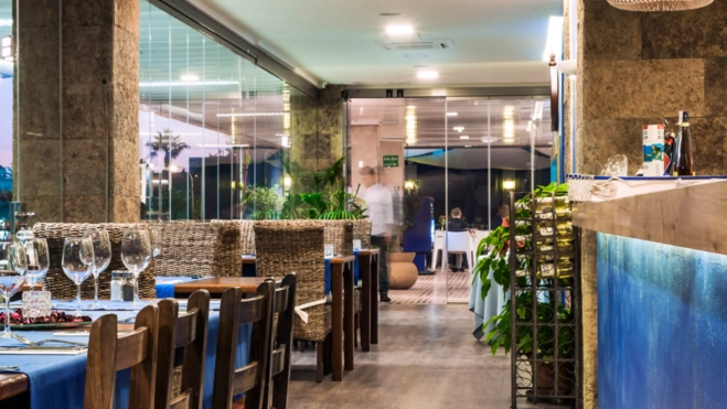 Interior de Greek Taverna / GREEK TAVERNA