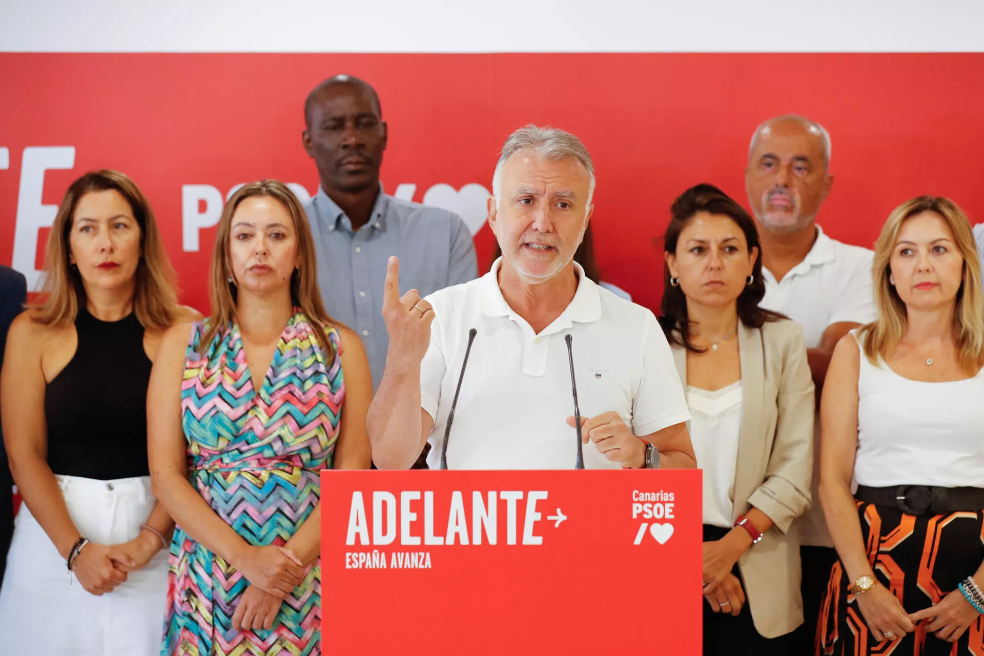El secretario general del PSOE de Canarias, Ángel Víctor Torres (c), se reunió este martes con los diputados y senadores de su partido en la XV legislatura de las Cortes Generales./ EFE/ Elvira Urquijo A.