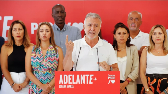 El secretario general del PSOE de Canarias, Ángel Víctor Torres (c), se reunió este martes con los diputados y senadores de su partido en la XV legislatura de las Cortes Generales./ EFE/ Elvira Urquijo A.