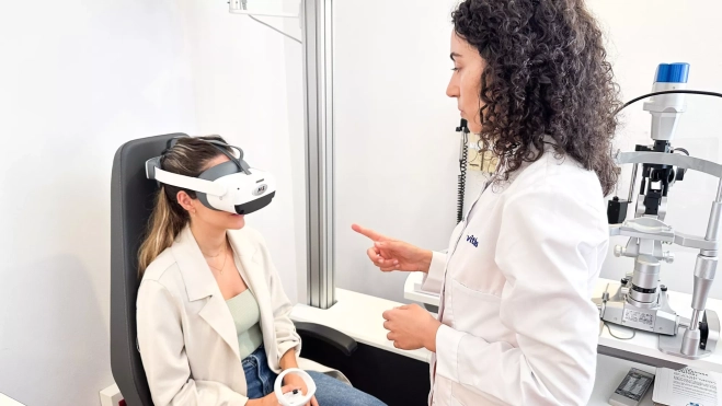 Josefina Reñones realizando una prueba de campo visual a una paciente con las gafas de realidad virtual / CEDIDA