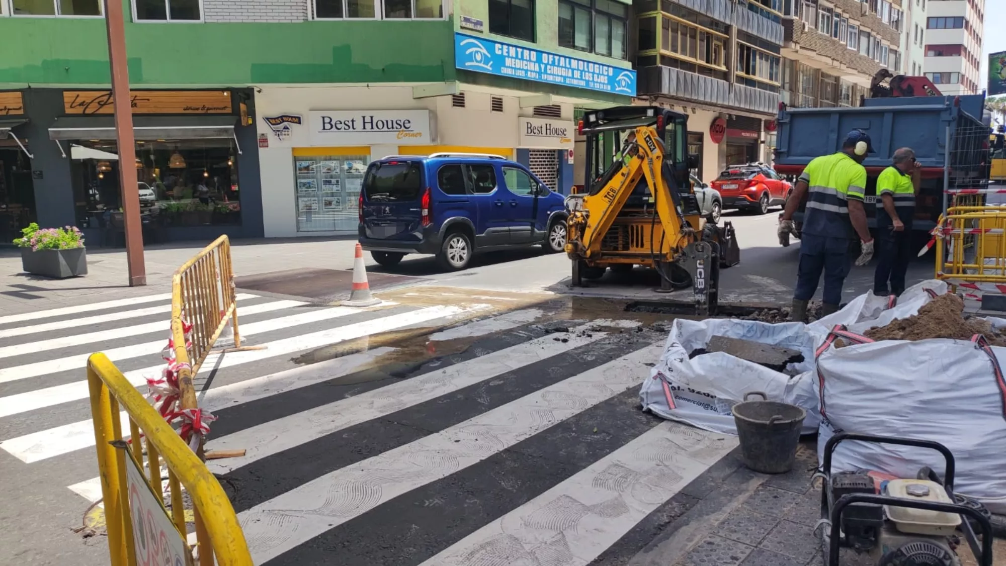 Las Palmas de Gran Canaria logra 100 millones para modernizar el saneamiento del agua. En la imagen, obras realizadas por Emalsa en la calle Juan Manuel Durán. / AH