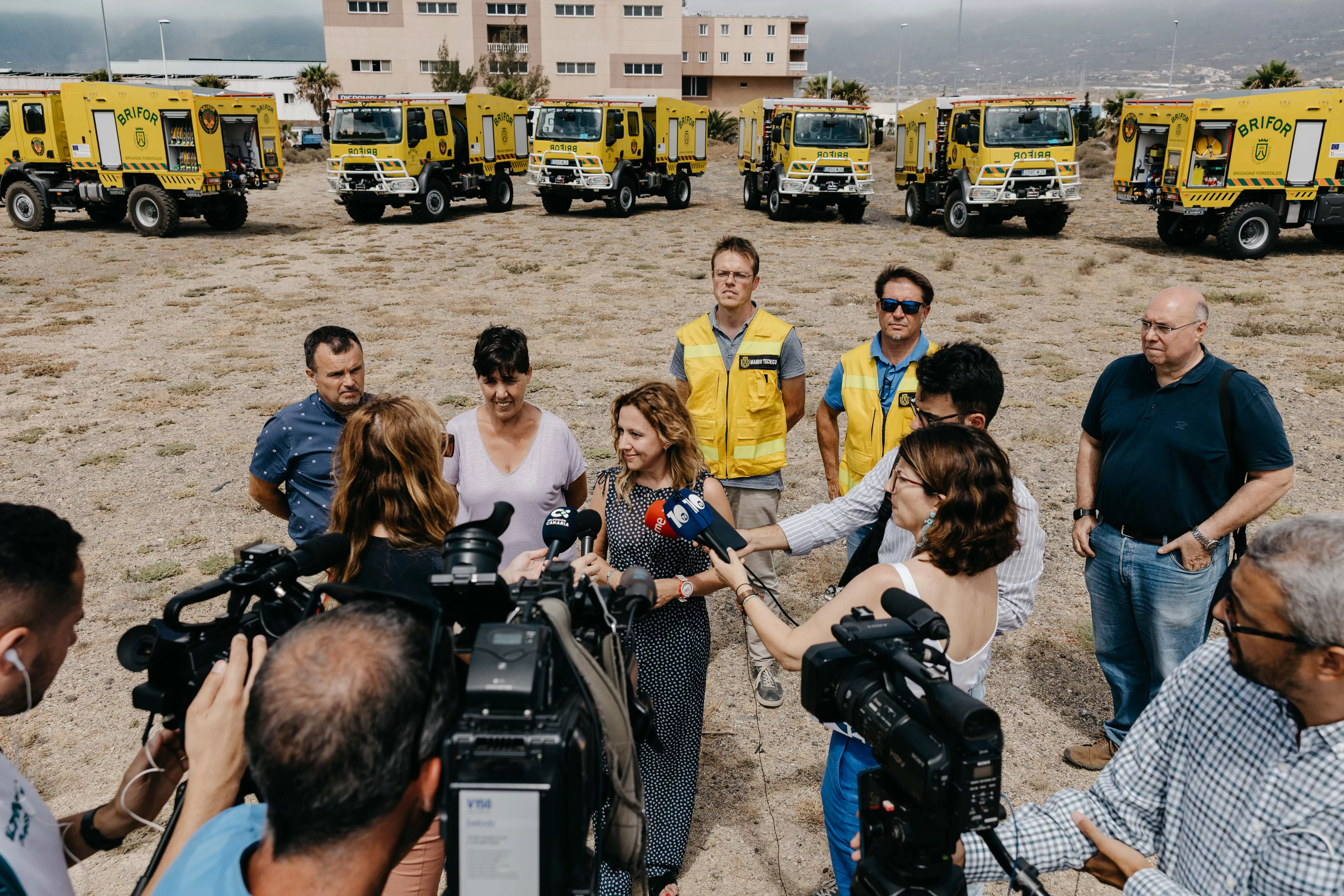 Rosa Dávila, presidenta del Cabildo de Tenerife, presenta la nueva la flota de la Brifor de vehículos de extinción de incendios forestales./ CEDIDA Rosa Dávila, presidenta del Cabildo de Tenerife, presenta la nueva la flota de la Brifor de vehículos de extinción de incendios forestales./ CEDIDA