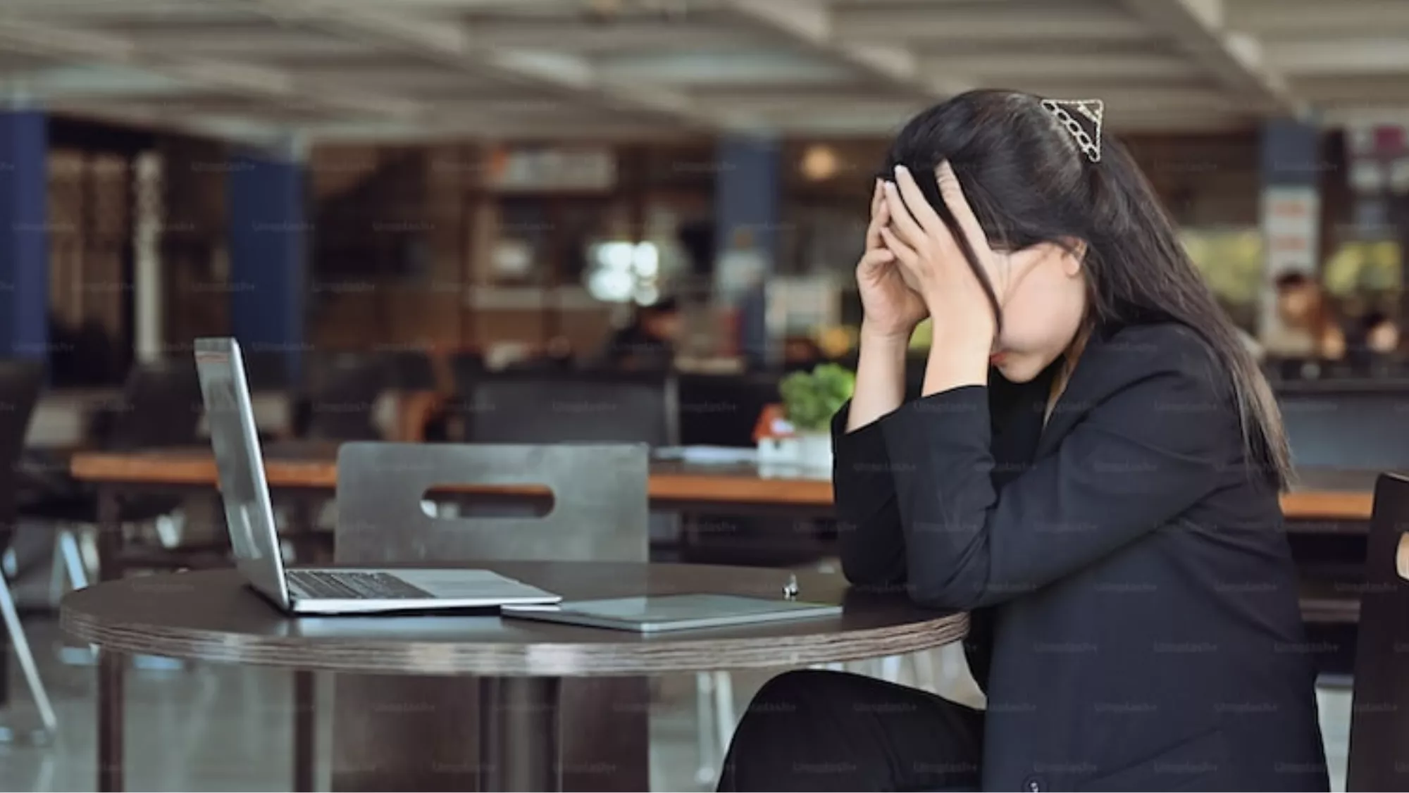 Una persona se lamenta por su salario medio / UNSPLASH