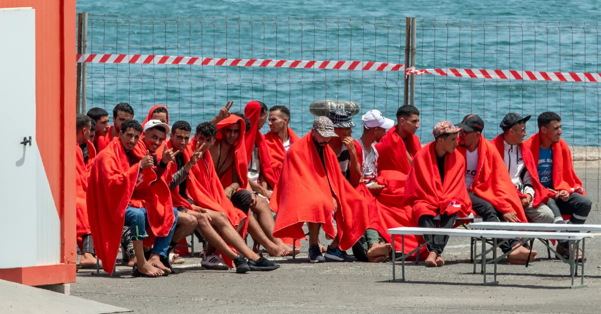 El buque de Salvamento Marítimo Salvamar Al Nair ha rescatado este martes una segunda patera con 60 personas a bordo / EFE - ADRIEL PERDOMO