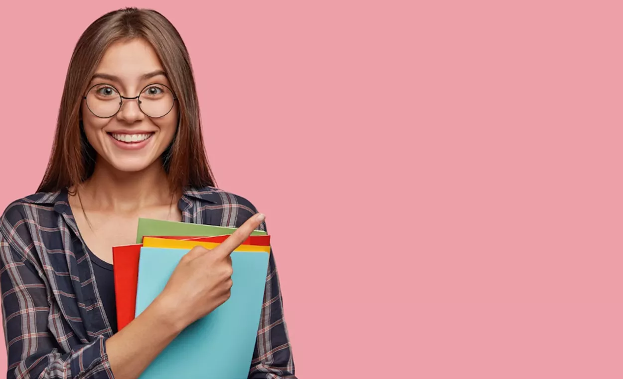 Estudiante con carpetas