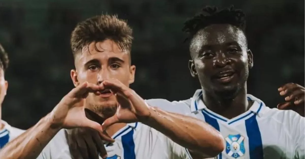 Iván Romero celebra junto a Mo Dauda uno de sus goles con el CD Tenerife la temporada pasada./ CDT.