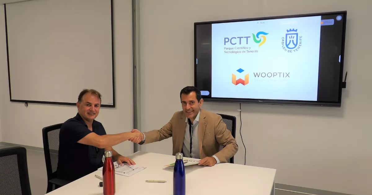 José Manuel Rodríguez, CEO de Wooptix (iz.), y Juan José Martínez, consejero de Innovación, Investigación y Desarrollo (der.)./ CEDIDA