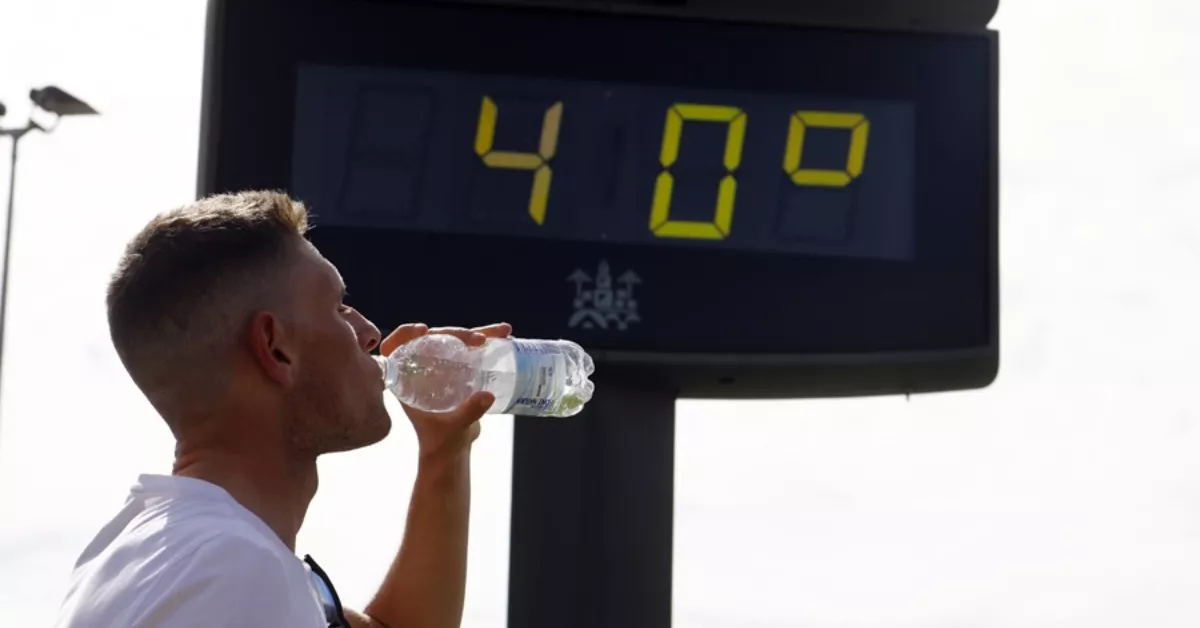 Una persona hidratándose ante un episodio de altas temperaturas en agosto / EFE