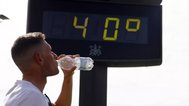 Una persona hidratándose ante un episodio de altas temperaturas / EFE