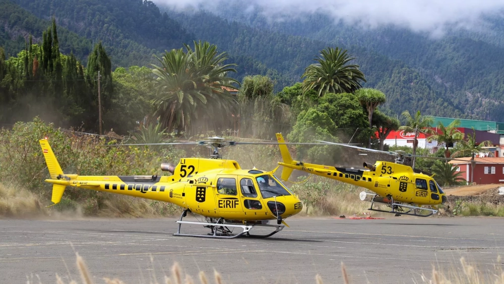 Los Equipos de Intervención Rápida en Incendios Forestales (EIRIF) cuentan con dos nuevos helicópteros con base en La Palma, aunque con capacidad de actuación en todo el archipiélago para reforzar la lucha contra el fuego especialmente en las islas que cuentan con una orografía más escarpada. EFE/Luis G. Morera