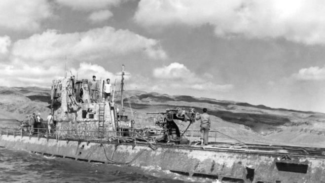 Foto de 1952 del reflotamiento de un submarino alemán hundido por los Aliados durante la II Guerra Mundial en la costa sur de Gran Canaria