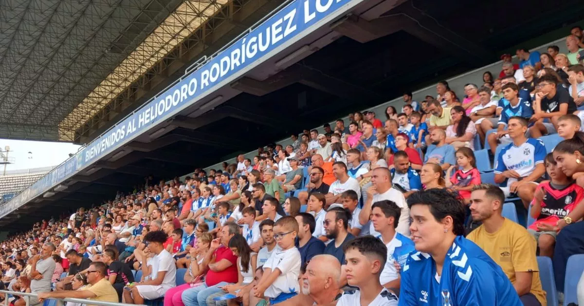 Los fieles aficionados blanquiazules llenaron toda la grada de tribuna baja de color para demostrar que la ilusión del tinerfeñismo vuelve con fuerza esta temporada./ AH.