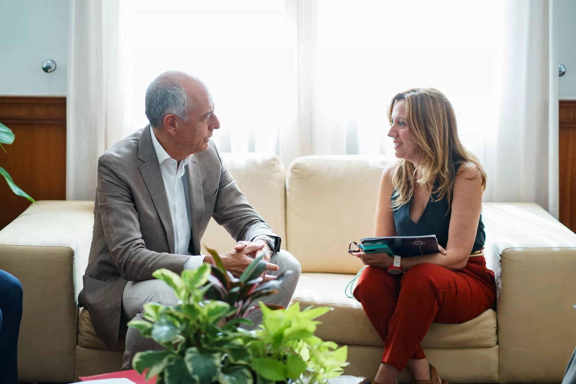 La presidenta del Cabildo de Tenerife, Rosa Dávila (d) y el presidente de la Cámara de Comercio de Santa Cruz de Tenerife, Santiago Sesé, presentaron este jueves el informe de coyuntura económica de la isla de Tenerife. EFE/Ramón de la Rocha La presidenta del Cabildo de Tenerife, Rosa Dávila (d) y el presidente de la Cámara de Comercio de Santa Cruz de Tenerife, Santiago Sesé, presentaron este jueves el informe de coyuntura económica de la isla de Tenerife. EFE/Ramón de la Rocha