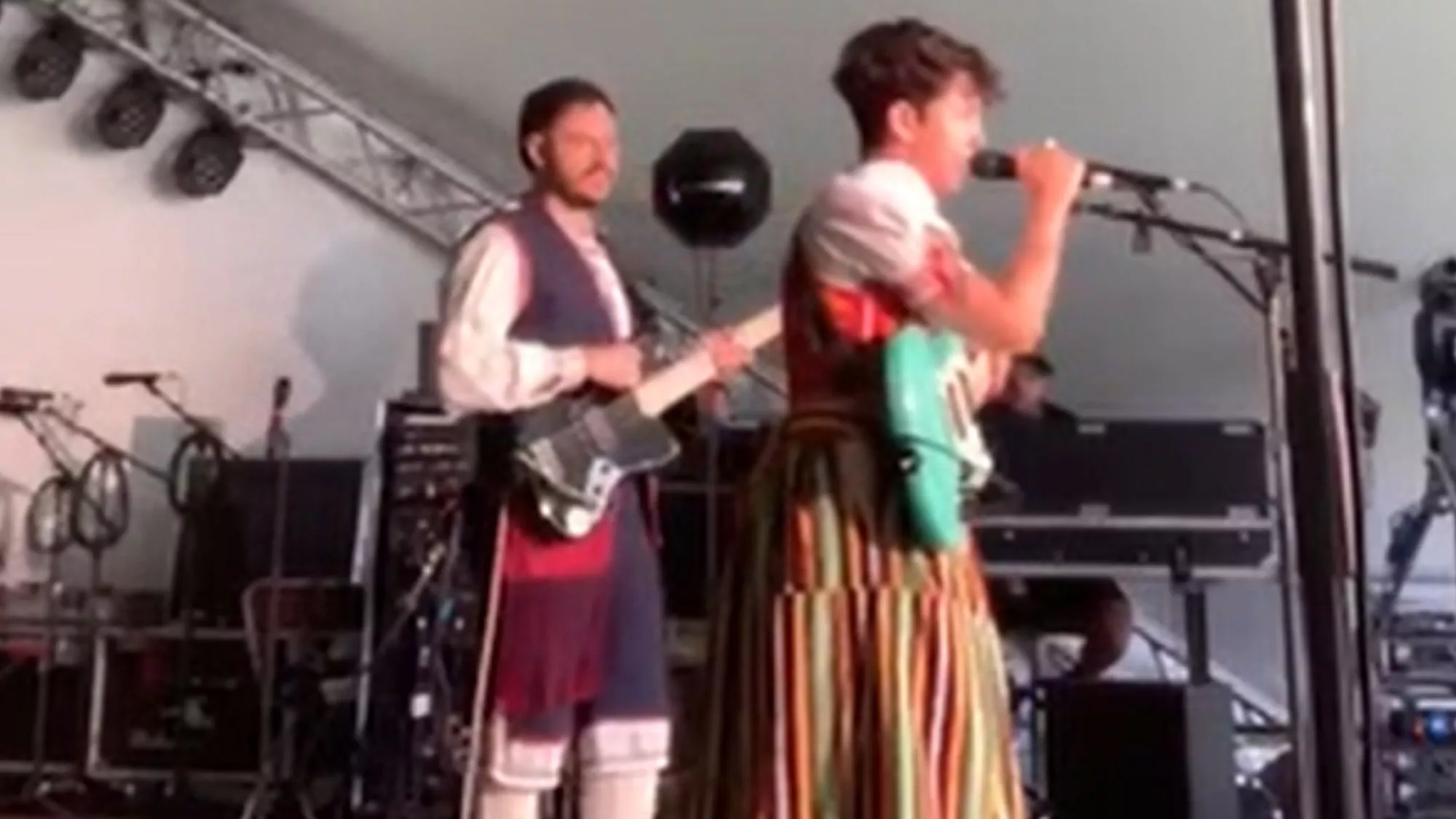 El grupo Baldosa durante la actuación en la que piden respeto a la naturaleza de Canarias vestidos de magos / GRUPO BALDOSA